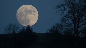  القمر وقع بعد غروب شمس الأحد لأول مرة قرب "عنقود نجوم الثريا" أو "الشقيقات السبع".- جيتي