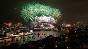 افتتحت مدينة سيدني الأسترالية احتفالات رأس السنة للعام 2020 بعرض هائل للألعاب النارية- جيتي 