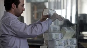 النظام السوري يستهدف تشجيع السوريين في الخارج على إرسال الحوالات المالية من خلال القنوات المالية الرسمية- جيتي