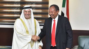 قرقاش خلال لقائه بحمدوك في العاصمة السودانية- حساب الوزير الإماراتي عبر تويتر