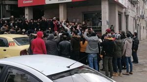 المتظاهرون تجمعوا أمام فرع شركة الاتصالات المملوكة لرجل الأعمال السوري وابن خالة بشار الأسد رامي مخلوف- شبكة السويداء24