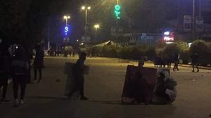 قوات مكافحة الشغب ألقت قنابل الغاز المسيل للدموع على المتظاهرين ما تسبب بإصابة عدد منهم بحالات اختناق- فيسبوك