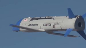 يمكن لطائرة X-61A التحليق في الجو لمدة 3 ساعات، وقطع مسافة تصل إلى 926 كلم- يوتيوب