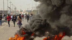 اتجه المتظاهرون العراقيون نحو التصعيد مع انتهاء مهلة ممنوحة للسلطات للاستجابة لمطالبهم- جيتي