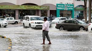 تعطل السير في العديد من الشوارع آنذاك، فيما تداولت حسابات مشاهد لغرق مدارج مطار دبي- ذا ناشيونال