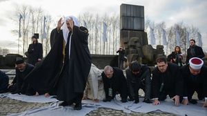 صورة خلال زيارة أمين عام رابطة العالم الإسلامي لمقر المحرقة في بولندا في كانون الثاني/ يناير الماضي- جيتي