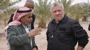 ملك الأردن في حوار مع أحد سكان منطقة وادي عربة جنوب البلاد- الديوان الملكي
