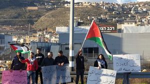 رفع المشاركون لافتات ترفض كافة بنود "صفقة القرن" مؤكدين تمسكهم بالقدس وفلسطين- موقع عرب48
