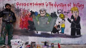 رسم فنانون في مدينة بنش في شمال غرب سوريا جدارية للتعبير عن فرحهم بمقتل الجنرال قاسم سليماني- جيتي