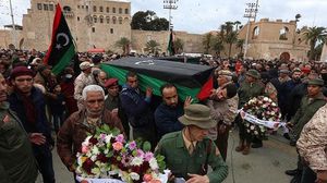 الليبيون يشيعون في طرابلس ضحايا الكلية الحربية الذين استهدفهم قصف صاروخي من قوات حفتر (الاناضول)