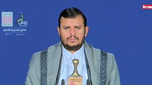 اتهمت المحكمة الحوثي بالانقلاب العسكري على النظام الجمهوري والتخابر مع دولة أجنبية وارتكاب جرائم عسكرية وجرائم حرب