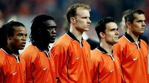 سيدورف ودافيدز (أقصى اليسار) من نجوم منتخب هولندا الذين ينحدرون من أصول سورينامية- جيتي