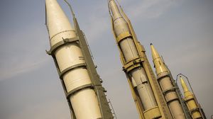 مصادر إيرانية قالت مؤخرا إن طهران نقلت 400 صاروخ باليستي إلى روسيا- جيتي