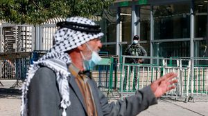 يعيش الفلسطينيون ظروفا صعبة في ظل الاحتلال وتفشي كورونا- جيتي