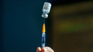 قال هيرست إن سياسة "إسرائيل في التطعيم ضد فيروس كورونا تمثل انتهاكاً لاتفاقية جنيف الرابعة"- جيتي