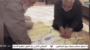 أظهرت الصور إطلاع سليماني لنصرالله على خرائط عسكرية- قناة المنار