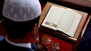 يؤكد الكاتب أن كتاب المسلمين السماوي يحتوي على حلول للأزمات- الأناضول