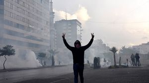 أطلق المحتجون اللبنانيون هتافات منددة بالأوضاع المعيشية ورافضة للعنف بحق المتظاهرين- الأناضول