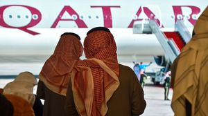 لحظة وصول طائرة أمير قطر للقمة الخليجية بالسعودية- جيتي