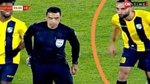 واحتج لاعبو المقاولون العرب، على الحكم نور الدين الجعفري لاحتسابه ركلة جزاء للخصم- يوتوب