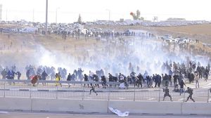 قوات الاحتلال تقمع تظاهرة لأهالي النقب بالغاز المسيل للدموع- تويتر