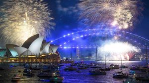 الاحتفالات عمت مدنا وعواصم عدة ابتهاجا بقدوم العام الجديد كان أبرزها احتفال سيدني الأسترالية- جيتي
