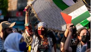 حديد ترفع علما فلسطينيا في تظاهرة داعمة للفلسطينيين