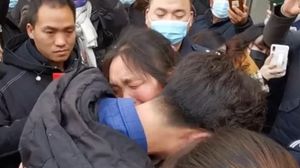 الرجل احتضن والدته وهو يبكي بعد قضاء عمره من دونها بسبب اختطافه- وكالة "أخبار الصين"