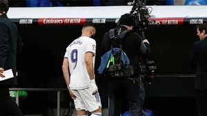وأصيب كريم بنزيمة خلال تعادل ريال مدريد مع إلتشي 2-2 - أ ف ب