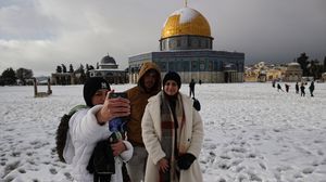 مقدسيون يلتقطون صورا تذكارية مع الثلوج في القدس- الأناضول