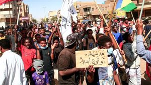يرفض المتظاهرون في الشارع اتفاق البرهان-حمدوك - جيتي