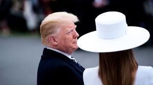 ميلانيا ارتدت القبعة البيضاء خلال زيارة ماكرون وزوجته للبيت الأبيض في واشنطن- جيتي