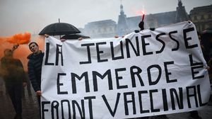 وصل المحتجون بفرنسا إلى شارع الشانزليزيه الرئيسي احتجاجا على الزامية اللقاح- جيتي