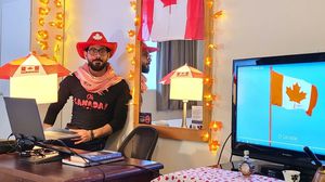 القنطار يحتفل في منزله بحصوله على الجنسية الكندية- حسابه عبر تويتر