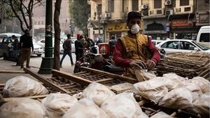 تواجه مصر مجموعة من الأزمات الاقتصادية الخانقة التي عصفت بالأوضاع المعيشية للمواطنين- الأناضول
