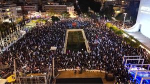 في ساحة "هبيما" وسط تل أبيب تظاهر عشرات الآلاف من أنصار المعارضة الإسرائيلية مساء السبت
