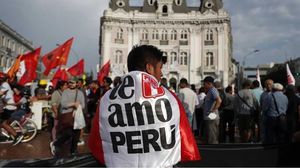 المتظاهرون يطالبون بإجراء انتخابات فورية ورحيل رئيسة البلاد دينا بولوارتي- الأناضول