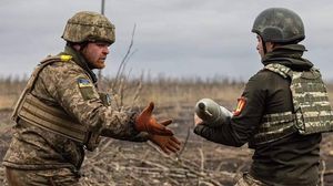 جنود أوكرانيون ينقلون ذخائر مدفعية على الجبهة الشرقية من المعارك- وزارة الدفاع الأوكرانية تويتر