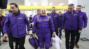 مصطفى فارانك قرر بدء العام الجديد بالاحتفال مع عمال التوصيل - الأناضول