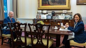 بايدن خلال تناوله وجبة البرغر مع نائبته هاريس- البيت الأبيض