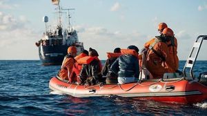 الأورومتوسطي يدعو الحكومة الإيطالية إلى الكف عن وضع عقبات أمام عمل سفن الإنقاذ الإنسانية في البحر الأبيض المتوسط (الأناضول)