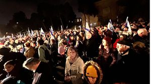 تظاهر عشرات الآلاف في تل أبيب ضد نتنياهو- تويتر
