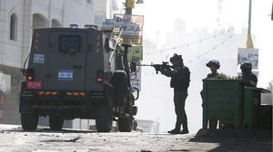 الجيش الإسرائيلي يقتل شابا فلسطينيا إثر إطلاق النار عليه وسط مدينة الخليل جنوب الضفة الغربية (الأناضول)