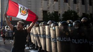 يطالب المحتجون برحيل الرئيسة بولوارتي التي خلفت اليساري كاستيو- جيتي