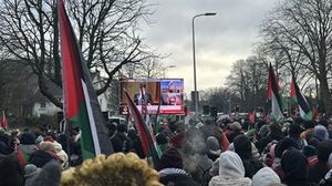 مظاهرة صباحية كبيرة احتشدت أمام المدخل الرئيسي للمحكمة دعما لفلسطين وتأييدا للدعوى التي رفعتها جنوب أفريقيا- إكس
