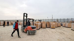 وتتوقف الشاحنات التي تحمل المساعدات لغزة لإجراء عمليات تفتيش شاملة من قبل السلطات الإسرائيلية المحتلة- جيتي