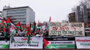هتف المتظاهرون مطالبين بالحرية لفلسطين ووقف المجازر في قطاع غزة وبالتحية أيضا لجنوب أفريقيا- عربي21