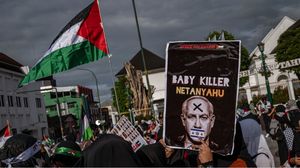 ارتدى المتظاهرون اللونين الأسود والأبيض ولوحوا بالأعلام الإندونيسية والفلسطينية- جيتي