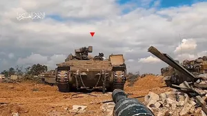 مقاتل من "القسام" خلال التصدي لناقلة جنود مدرعة للاحتلال بخانيونس- إعلام القسام