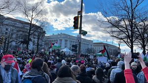 تظاهرات حاشدة أحاطت بسفارة الاحتلال في واشنطن- منصة "إكس"